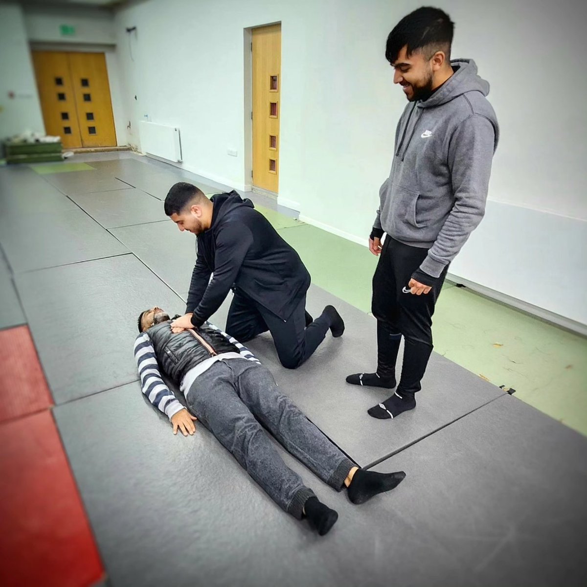 GhazaliTrust's tweet photo. We ran a 1st aid course today covering how to handle emergencies such as bleeding, choking, burns, and fractures. We also practised CPR. Participants were v. engaged &amp; enthusiastic.They gained valuable skills &amp; confidence that could save lives #firstaid #lifesavers #skillsforlife https://t.co/2Y4idpierr