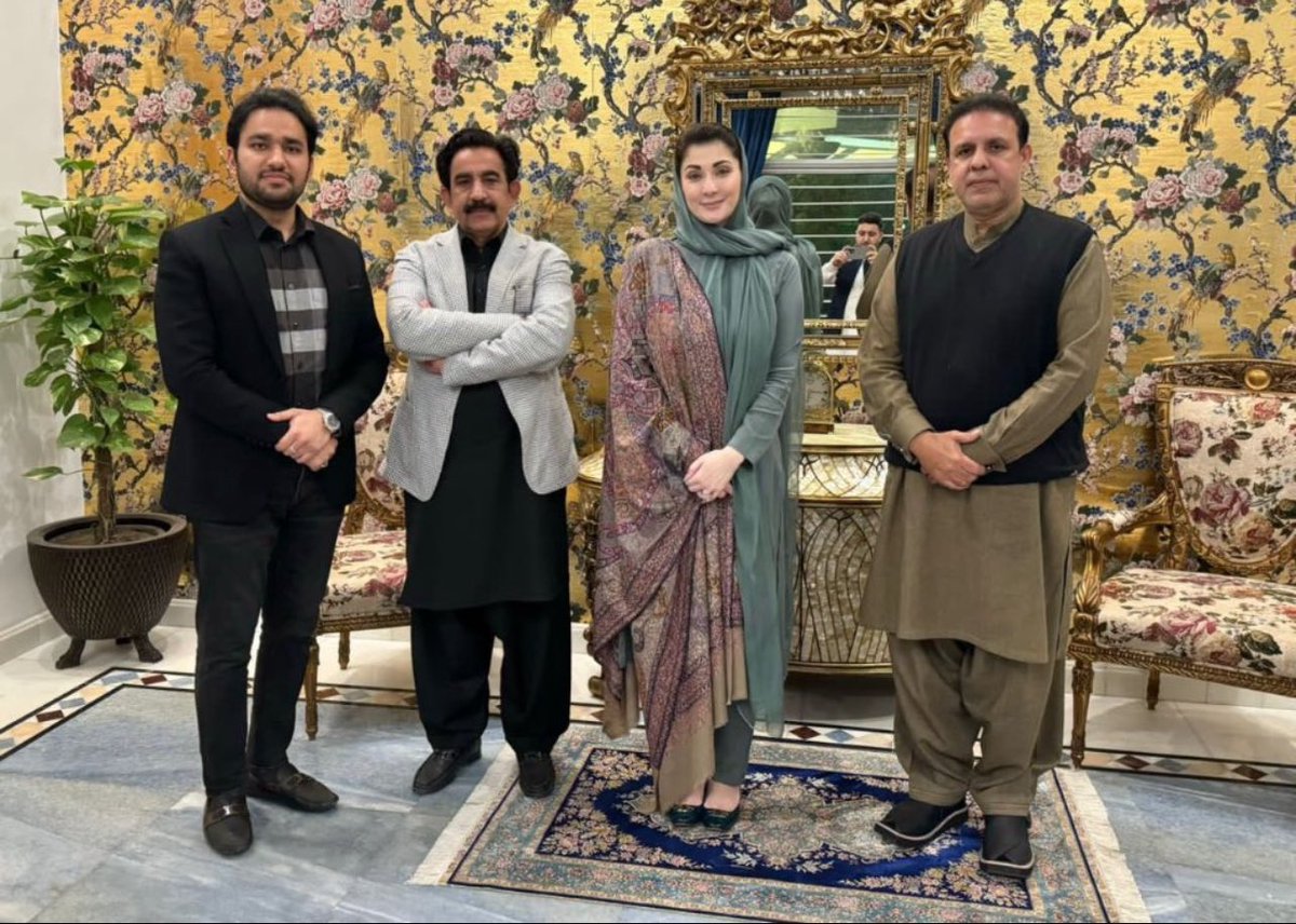 zeb_pti1's tweet photo. پہلے ملک کولوٹا پھروو�� چوری کیا اوراب لوٹے خرید کر جس خوشی کا متحرمہ اظہار کر رہی اس سے ثابت ہوتا ہے کہ ان میں ایمانداری نام کی کوی چیز ہی نہیں ہے بقول خواجہ آصف کوی شرم ہوتی کوی کوی حیا ہوتی ہے!!!! https://t.co/uiKAE5hjL0
