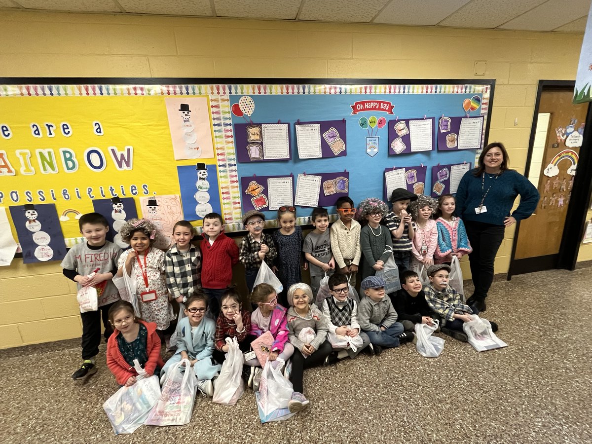 CommackSchools's tweet image. Happy 100th Day!!! Wood Park staff and students had fun dressing up for the 100th day of school on Friday!
#WoodPark #100thDayofSchool #CommackSchools #CUTE