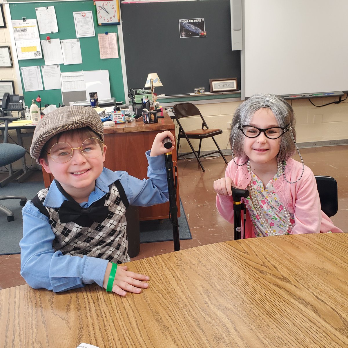 CommackSchools's tweet image. Happy 100th Day!!! Wood Park staff and students had fun dressing up for the 100th day of school on Friday!
#WoodPark #100thDayofSchool #CommackSchools #CUTE