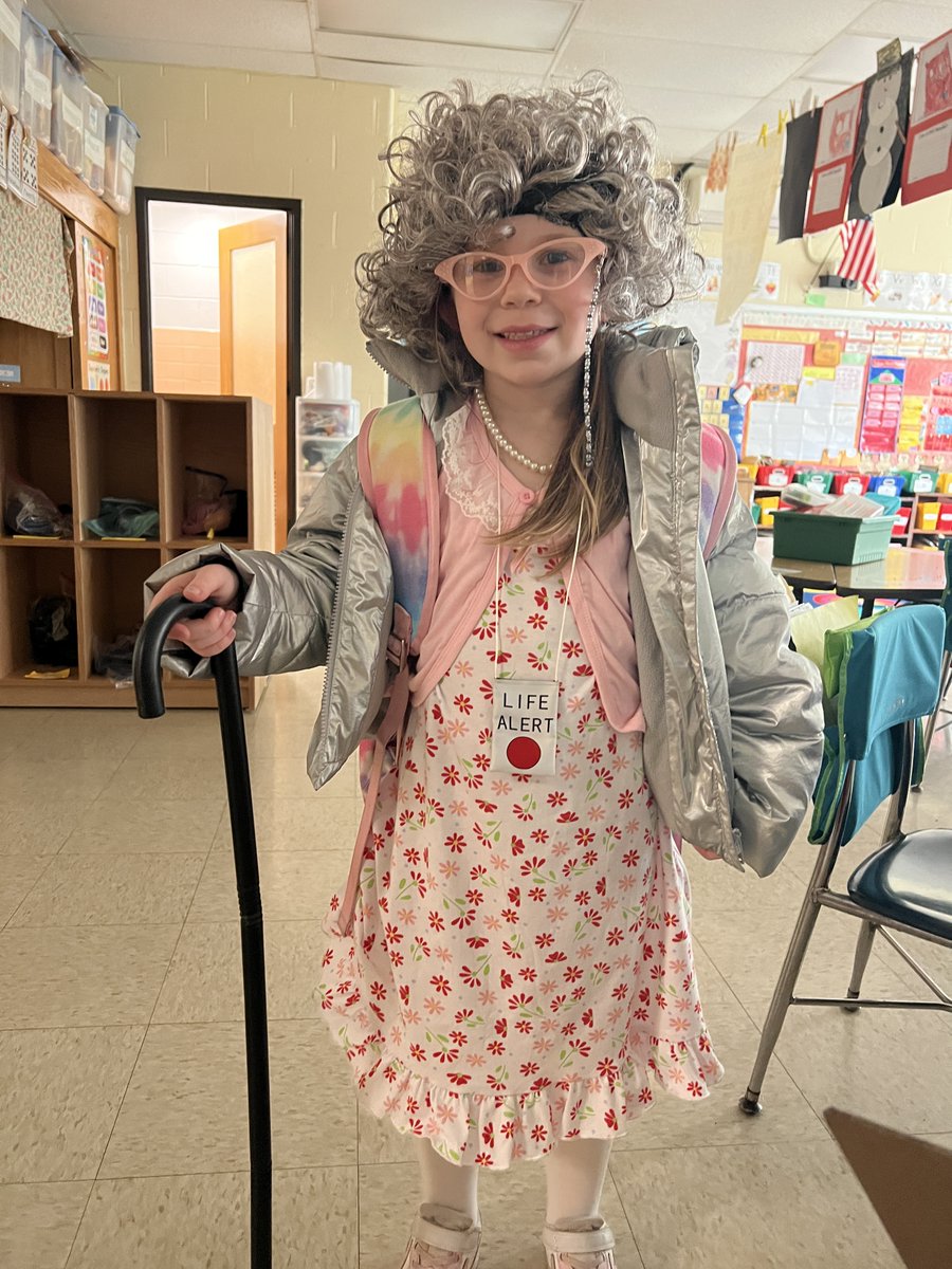 CommackSchools's tweet image. Happy 100th Day!!! Wood Park staff and students had fun dressing up for the 100th day of school on Friday!
#WoodPark #100thDayofSchool #CommackSchools #CUTE