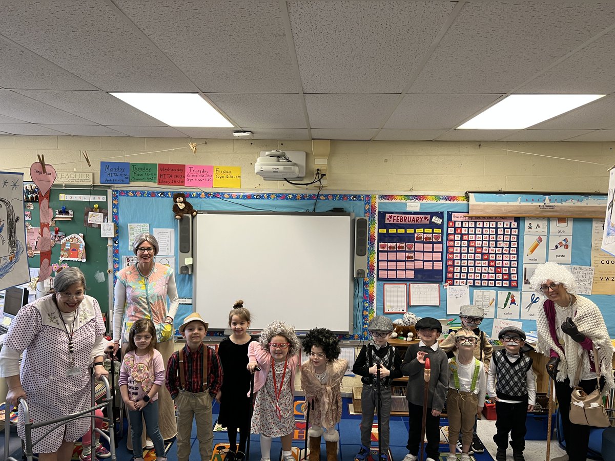 CommackSchools's tweet image. Happy 100th Day!!! Wood Park staff and students had fun dressing up for the 100th day of school on Friday!
#WoodPark #100thDayofSchool #CommackSchools #CUTE