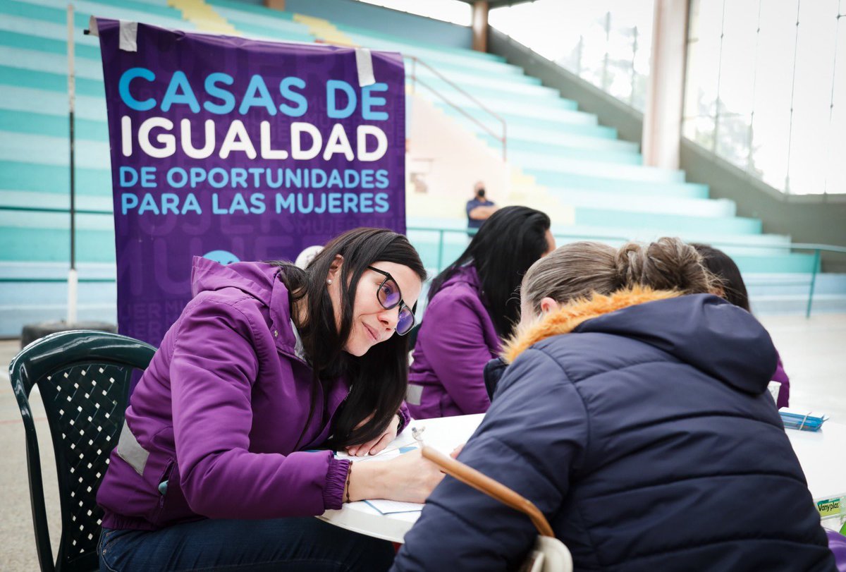 SeguridadBOG's tweet photo. En el #DíaInteramericanoEmergencias agradecemos a los hombres y mujeres que con su profesionalismo y compromiso atienden las emergencias de Bogotá.

En lo corrido de 2024 las diferentes agencias de nuestro Centro de Comando #C4 han atendido cerca de 200 mil casos.

Llame al 123. https://t.co/3LhcZNcAhg