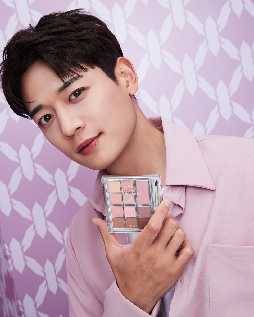 SHINee's tweet photo. 요즘 내 추구미💘
𝙈𝙮 𝘽𝙚𝙨𝙩 𝙏𝙤𝙣𝙚 𝙀𝙮𝙚 𝙋𝙖𝙡𝙚𝙩𝙩𝙚

추구미 = 현실 도달미 일치 200%
믿을 수 없어! #E건_I잖아 💖
순정 감성 자극 그 잡채 💌

#MINHO #민호 #SHINee #샤이니
#에뛰드 #MBTEye #엠비티아이팔레트
#플레이컬러아이즈 #광고 #AD https://t.co/pxl1re7cjw