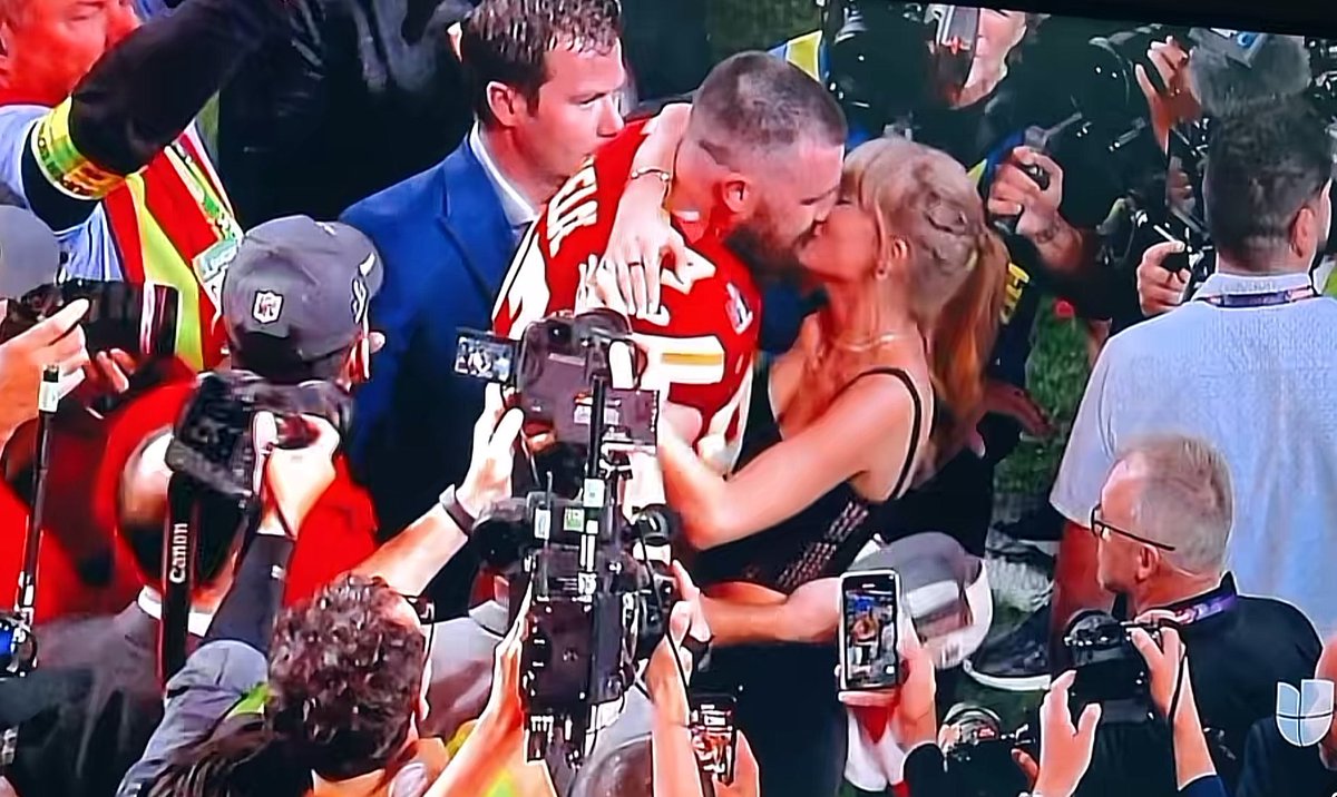 Cantante ganadora del Grammy al álbum del año besa a su novio atleta ganador del Super Bowl