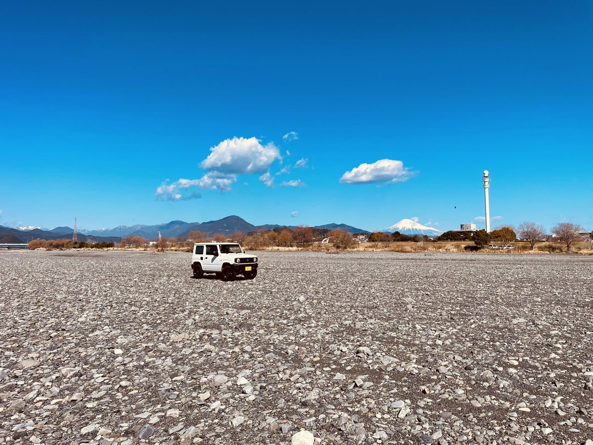 iguso's tweet photo. #JIMNY#JB64#XG#5MT#26U
いつもの安倍川河原の真ん中にて、
富士山を眺めながら、コンビニコーヒーで、
ボ〜っと。 https://t.co/YjOt4JadpJ