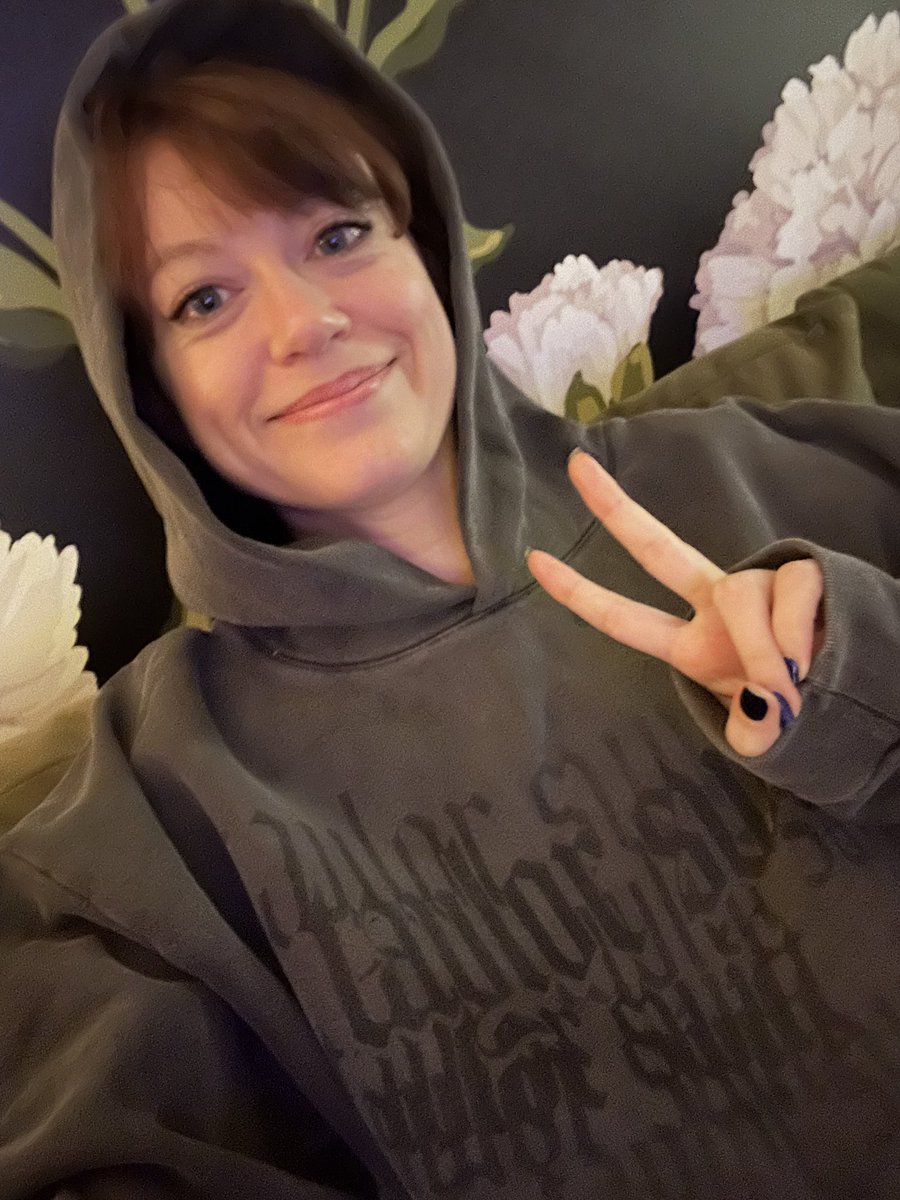 kellykeegs's tweet photo. Switching up the vibes. Changed from my Eras Tour quarter zip to the Reputation hoodie #GOTRAVIS #CHIEFS https://t.co/kwvMivqtv0