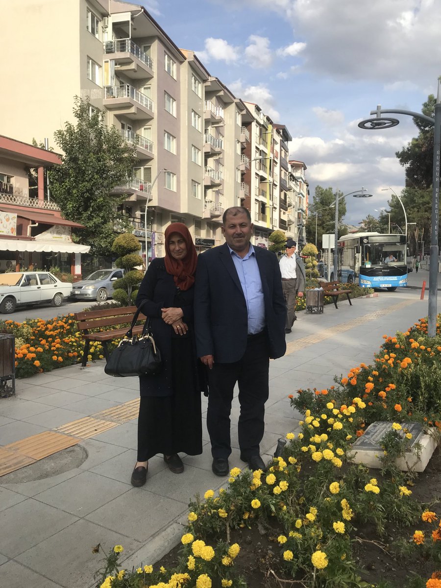 MahmutDurna5's tweet photo. Kimsem yoksa arkamda dağ gibi duran anam ve babam var… https://t.co/WbHRDXR7SP