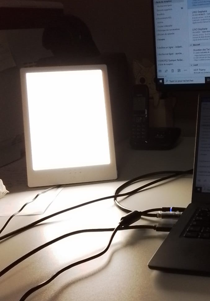 aurelie_flahaut's tweet photo. Bonjour
@MeteoBretagne l'a confirmé
Nous manquons de #luminosite
Aux grands maux les grands remèdes
Je me suis armée de ma lampe de #luminotherapie au #travail pour être en forme et de bonne humeur avec vous @Europe2 @ClemSurEurope2
RDV de 6/9H pour vos #infos #Finistère https://t.co/HdxCUauA1o