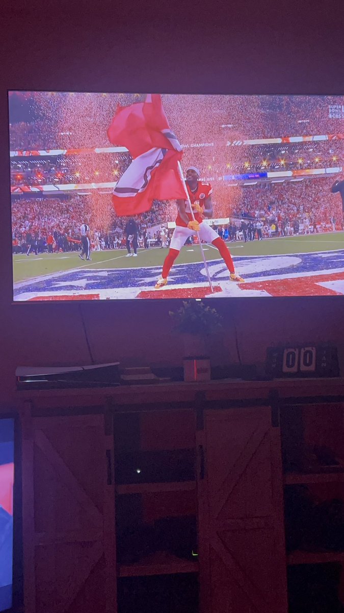 usf08ATC's tweet photo. MVS planting the flag. #gobulls #GoChiefs #bullsinthepros @MVS__11 https://t.co/l9gZfOpjiR