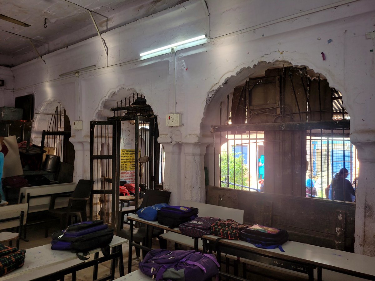 Taarikhnama's tweet photo. This building served as the court for Khanqah Estate, built in the late 18th century, where the superintendents used to sit and collect revenue and taxes from their land. In 1968, Talat Rashtriya Urdu Middle School was established here. https://t.co/uAwH04Fc8v