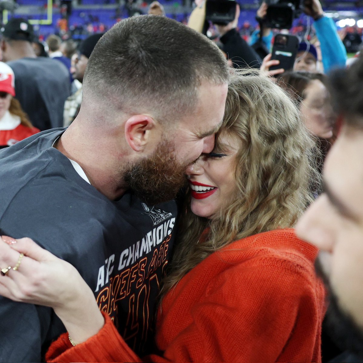 EuropeCognizant's tweet photo. Congratulations to the Kansas City Chiefs and Taylor Swift ๐๐๐
sleeve.
#TravisKelce #AndyReid #SuperBowl2024 #SuperBowl #SuperBowlLVIII #SuperBowlPerformance #KansasCityChiefs #TaylorSwift https://t.co/GkVkLlP3RE