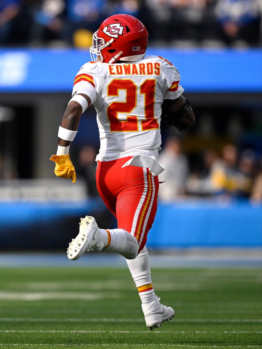 KSRonX's tweet photo. Congratulations to Mike Edwards, the first former Kentucky Wildcat to win a #SuperBowl with two different NFL franchises (Bucs, Chiefs). https://t.co/NhTYJvfy80 https://t.co/j2R2ScdvEj