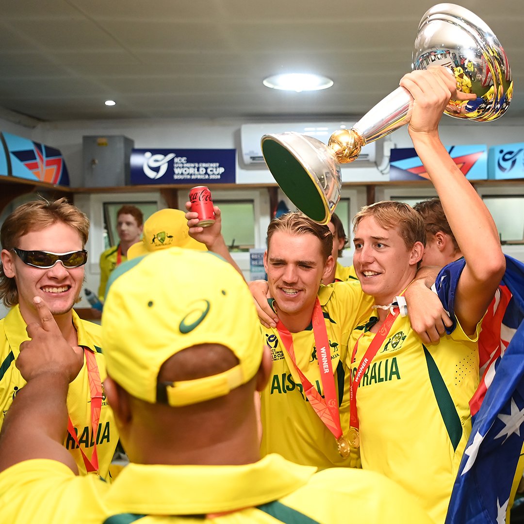 ICC's tweet photo. Medals, smiles and the coveted trophy 🏆🇦🇺

#U19WorldCup https://t.co/NPdAGJTLLt