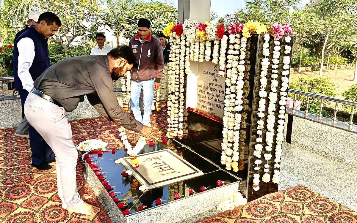 राष्ट्रपिता  महात्मा गाँधी स्मारक पर आयोजित सर्वोदय मेले में स्मारक पर पुष्पाँजलि अर्पित l