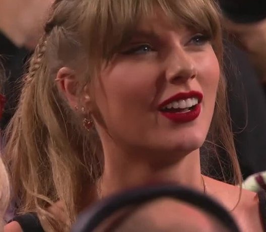 besttofswift's tweet photo. SHE'S SO PRETTY https://t.co/Y2Unyly168