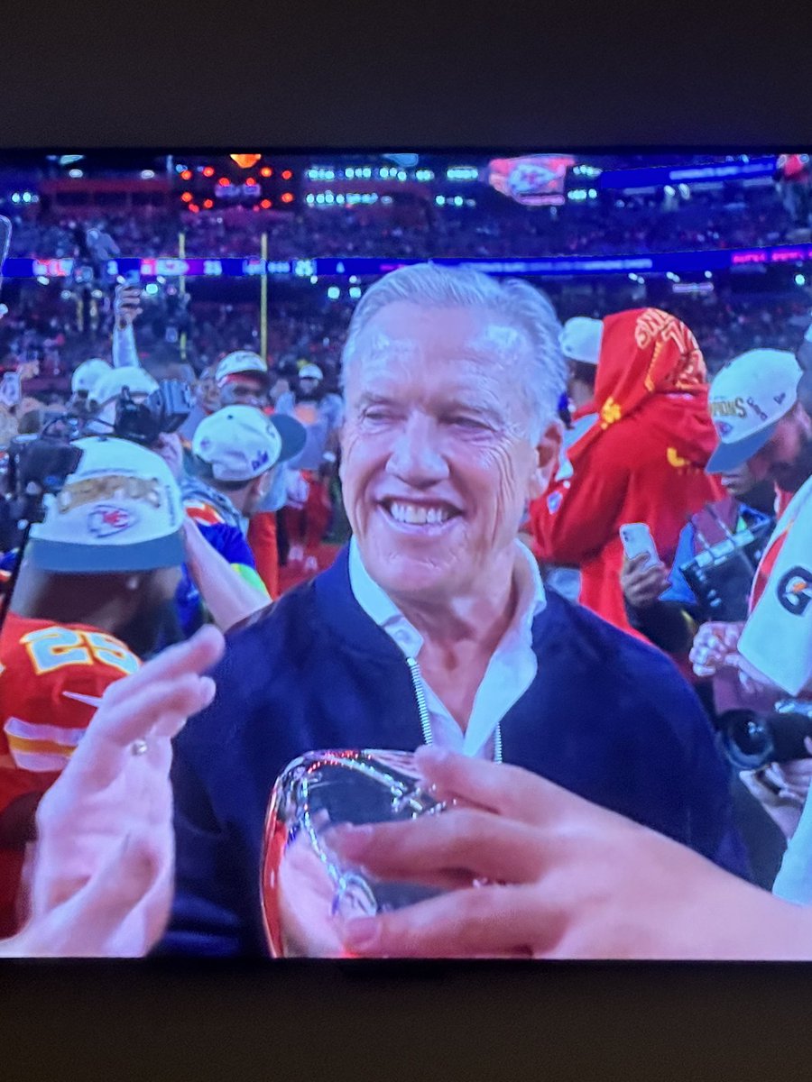 ZacStevensDNVR's tweet photo. John Elway carrying the Lombardi Trophy to the Chiefs is so painful. https://t.co/xDKTkRGGk3