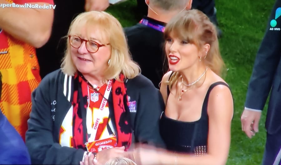 📸 | @TaylorSwift13 arriving with Mama Kelce on the field