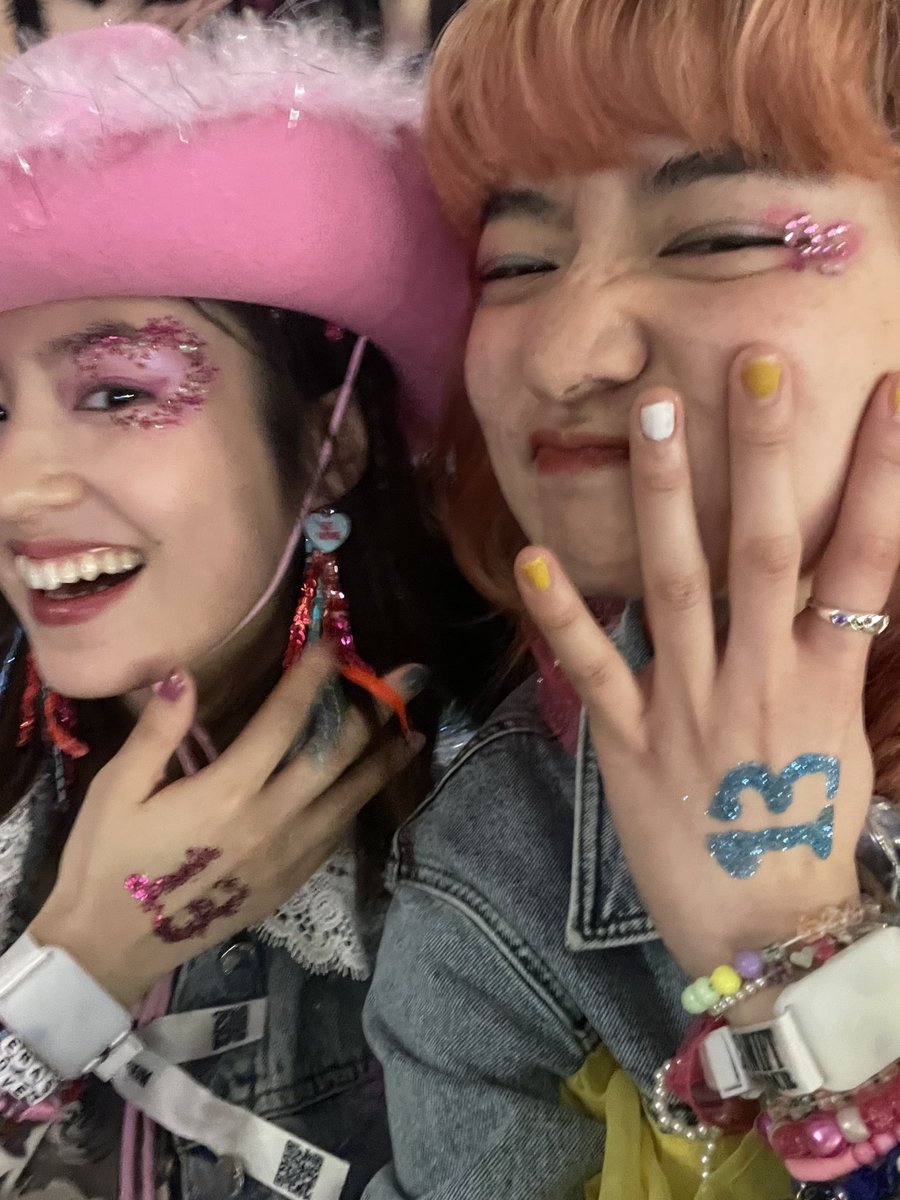 Yuri_Tsunematsu's tweet photo. フレンドシップブレスレット作って行ったら、沢山のswiftieと交換できた💎ライブに来てたみんなテイラー愛が伝わる装いで可愛かった💞

I went to the Taylor Swift concert for the third time in my life!!! I love all Taylor from all eras!!! ... https://t.co/6BNlTQ87ew https://t.co/z6eEmtmaDq