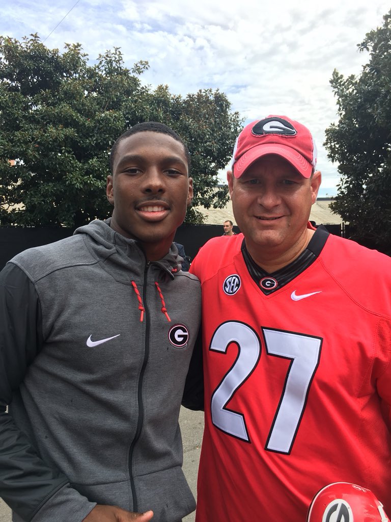 traywarren3's tweet photo. GATA Mecole. #SBLVIII  #DawgsInTheNFL #Godawgs #gamewinningtouchdown https://t.co/r9wSUvopgY