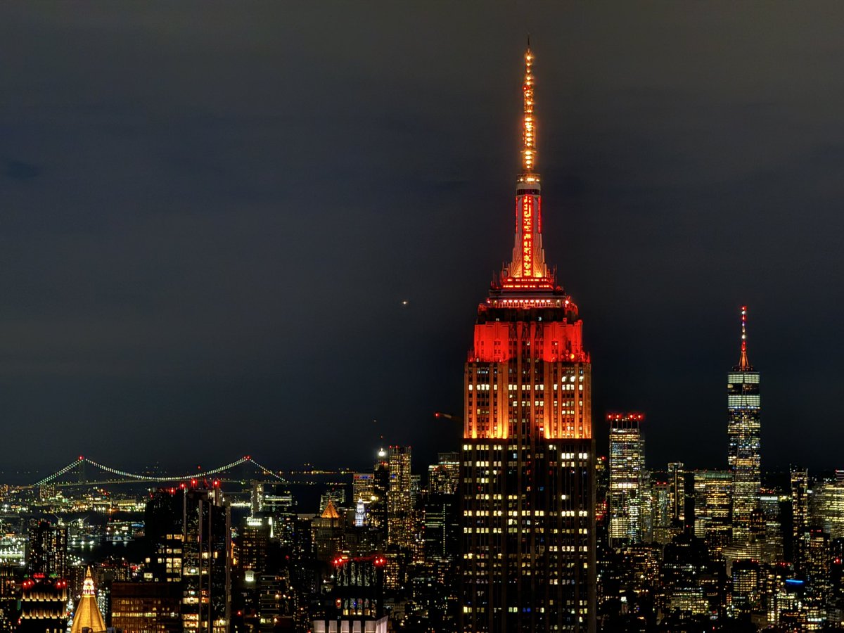 THPerforms's tweet image. Top of the Rock = top of the world! Everyone loved the fantastic views of NYC tonight from the top of the Rockefeller 🌆