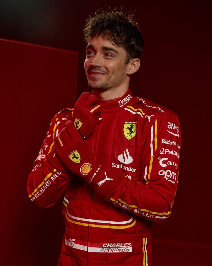elmejordelresto's tweet photo. Ganó el equipo de rojo con detalles en blanco y amarillo...

Tu turno ahora Ferrari!

#F1 #SuperBowl #Ferrari #Chiefs #NFL https://t.co/MDHO5DqK2w