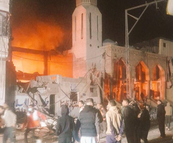 Israel mengebom Rafah, tempat mereka menyuruh warga Palestina untuk mengungsi dari seluruh Gaza. 

Israel mengatakan kepada kami bahwa ini hanya tentang Hamas. Tapi sekarang mereka membunuh warga sipil Palestina di dalam masjid dan tenda mereka. 

Ratusan orang tewas!!