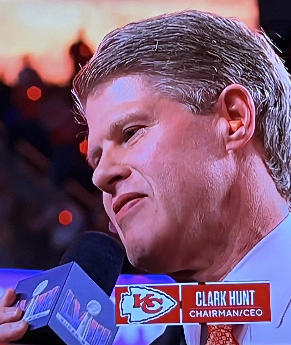 ToddBSpeed's tweet image. Must be a good reason the ⁦@Chiefs⁩ owner needs ear plugs. Or else he would be a world class wanker. ⁦@SuperBowl⁩ #nottoonoisy #keepitdown