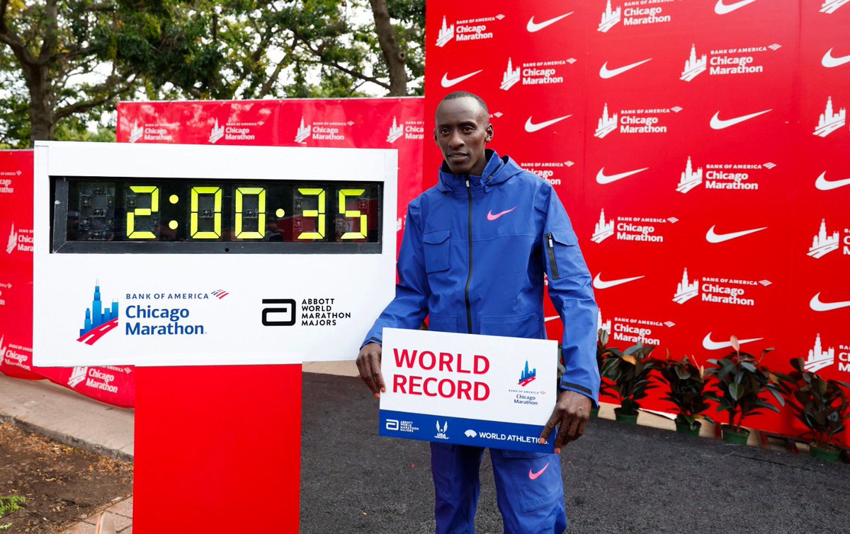 EnDondeCorrer's tweet photo. Triste noticia por la muerte de Kelvin Kiptum. Era el corredor llamado a suceder a Kipchoge. También era muy probable que bajase la barrera de las 2 horas en los 42K. 

Tiene el récord de maratón, conseguido en Chicago el año pasado con 2:00:35. Una noticia muy triste https://t.co/4kUNHcedTE