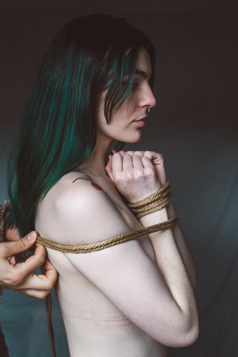maxfaso92's tweet photo. Ropes, Skin and Marks 🪢
In frame @bunny_on_venus 💫
#portraitphotography #portrait #portraiture #photography #photoshoot #photocinematica #cinematicportrait #urbex #flowers #urbexportrait #melbourne #cineandcolor #shibari #rigger #pentacle #melbournephotographer #moody https://t.co/BI3CloUjL1