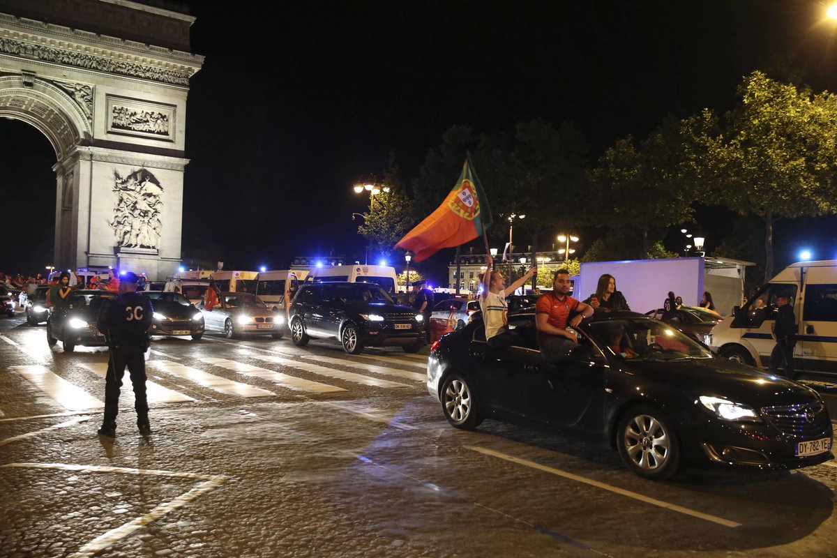 CalimeroNueve_3's tweet photo. Victoire du Portugal 2016 les portugais descende sur les Champs Élysées 0 attaque de policier 0 gaz lacrymogène ils ont droit mm à une protection policière pour que la fête 🥳 se passe bien
Les ivoiriens veulent célébrer ils se font gazer la différence de couleur de peau 🤷🏾‍♂️🤷🏾‍♂️🤷🏾‍♂️ https://t.co/navvORYFjQ