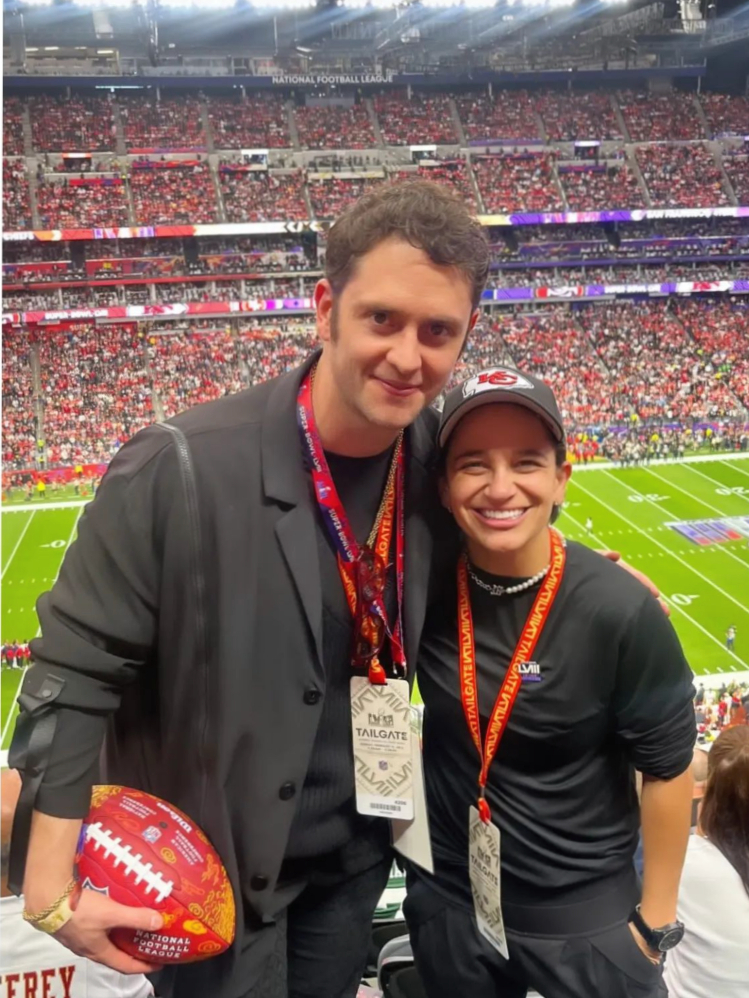 voguelatam's tweet photo. ¡Sorpresa! 💥 Christopher Uckerman está en el #SuperBowl. El cantante de RBD ha compartido en sus historias de Instagram su estancia en el evento deportivo más importante de hoy. Sigue EN VIVO todo lo que pasa en el #SuperBowl2024 aquí: https://t.co/8cVlLG8iHq https://t.co/n57gWc5oiz
