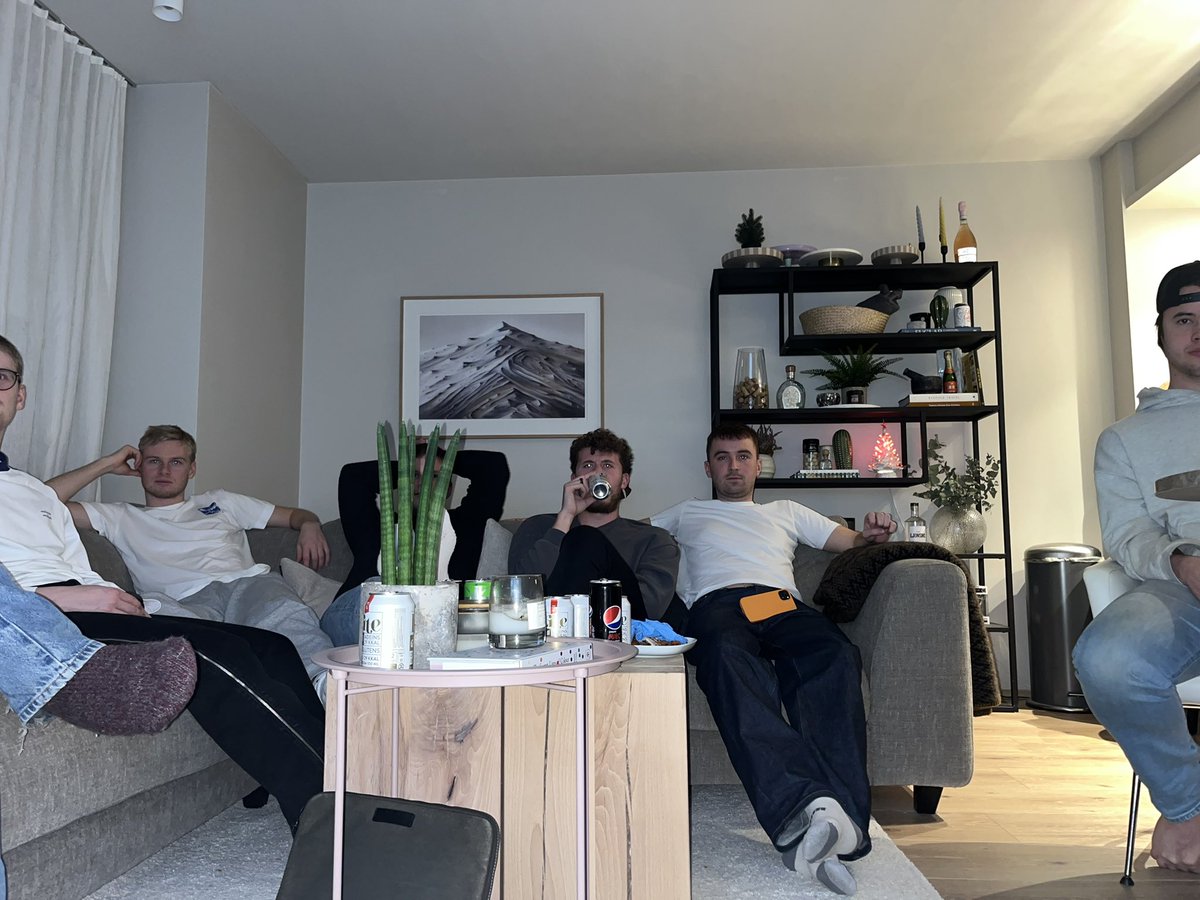 Stebbi54's tweet photo. Jæja árlega samkoman, vængir, brósar, taylor swift #nflisland https://t.co/7DUitVvNni
