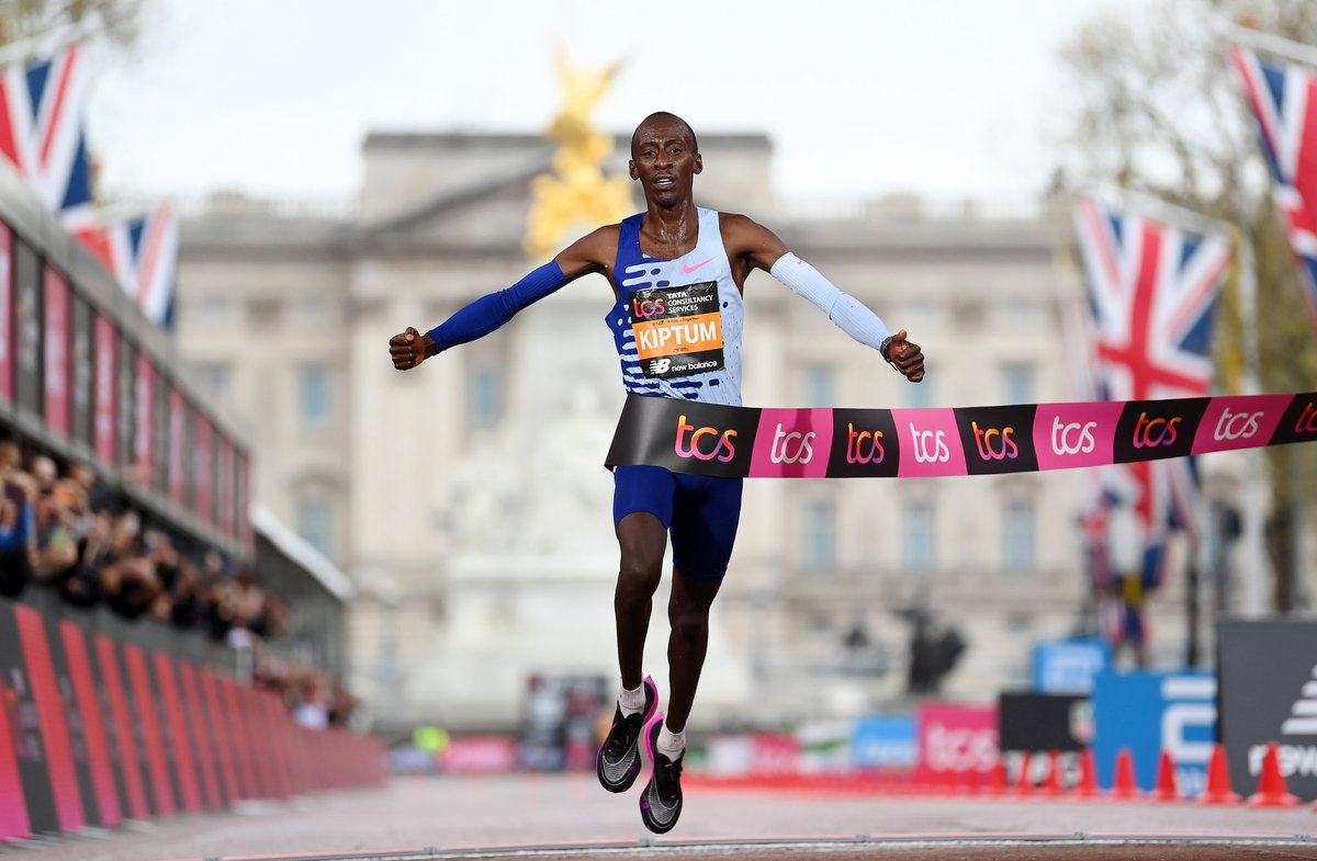 cesaralo's tweet photo. El atleta keniata Kelvin Kiptum (24), quien el pasado 8 de octubre estableció récord mundial de maratón (42.195m) con 2h:00.35, falleció junto a su entrenador en un accidente de tránsito en su país. El Toyota Premio lo conducía Kiptum, que estaba cerca de romper las 2 horas https://t.co/qLUi7gpFMi