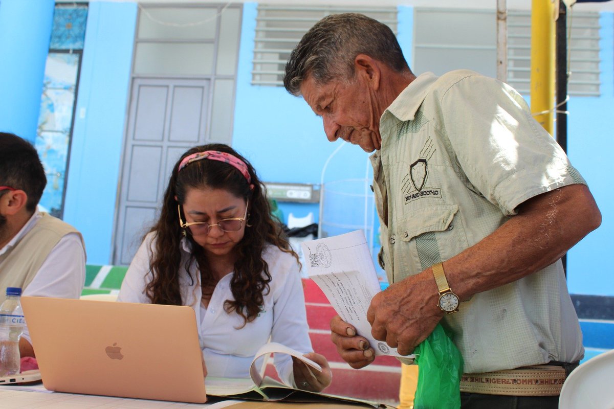 AgenciaTierras's tweet photo. En Sandoná (Nariño) atendimos cerca de 300 familias rurales y resolvimos inquietudes de titulación de tierras, en evento liderado por la Alcaldía del municipio y @COL_EJERCITO.

Nuestros trámites son gratuitos y NO requieren ningún intermediario. https://t.co/MBxdXqsfqh