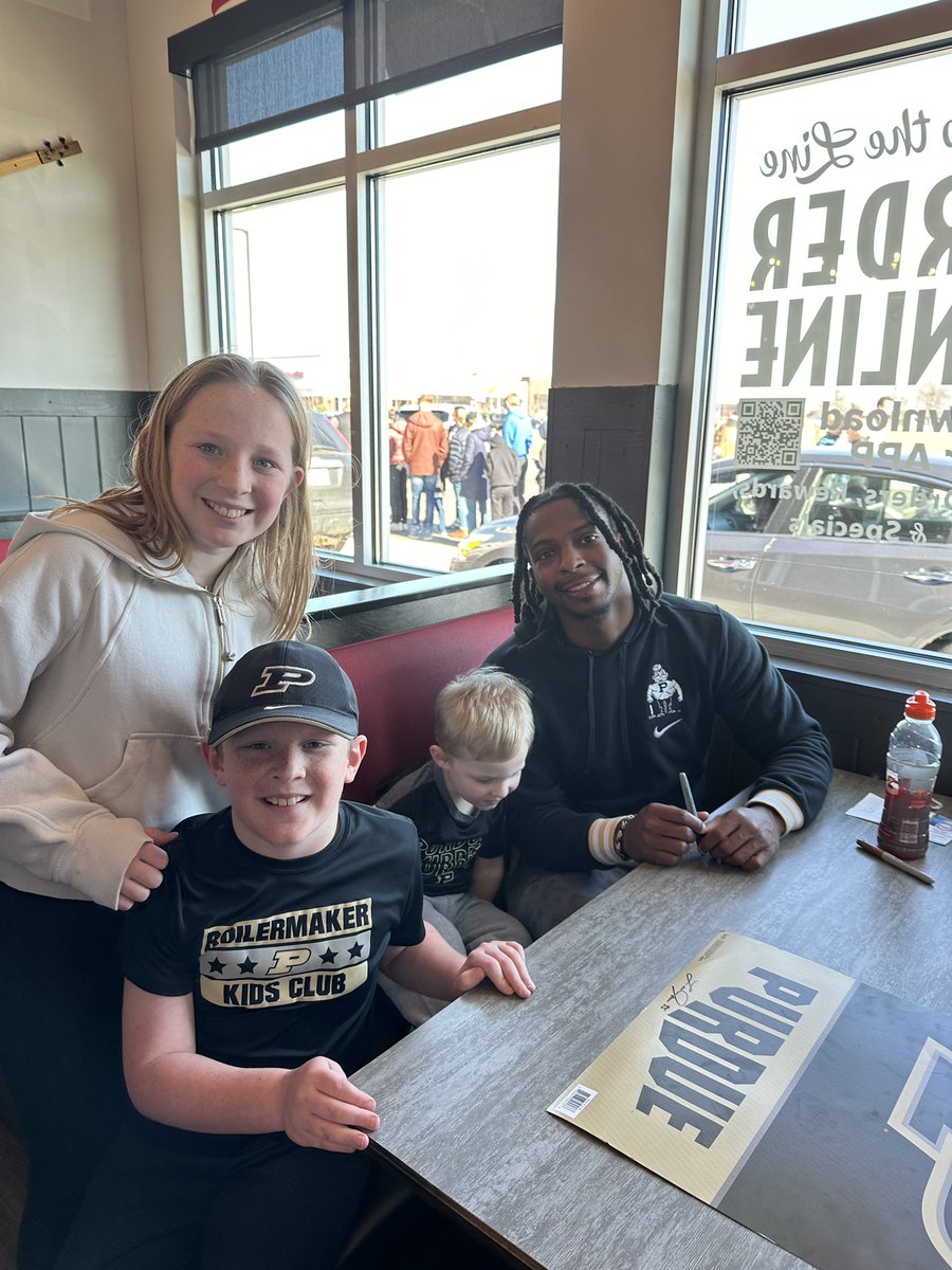 AJ4dice's tweet photo. @LanceBuckets @BoilerBall Thanks @LanceBuckets!  Our kids loved it! https://t.co/NI5WoELUoh