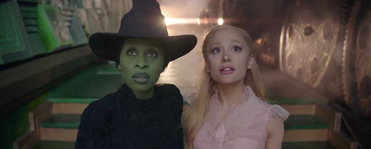 arianagrandebr's tweet photo. Ariana Grande sobre a relação de Glinda e Elphaba em “Wicked”:

“É definida por um amor e uma amizade muito altruístas. Elas são suas primeiras amigas de verdade, se aceitam por tudo que são.” https://t.co/cKfh83YVJC