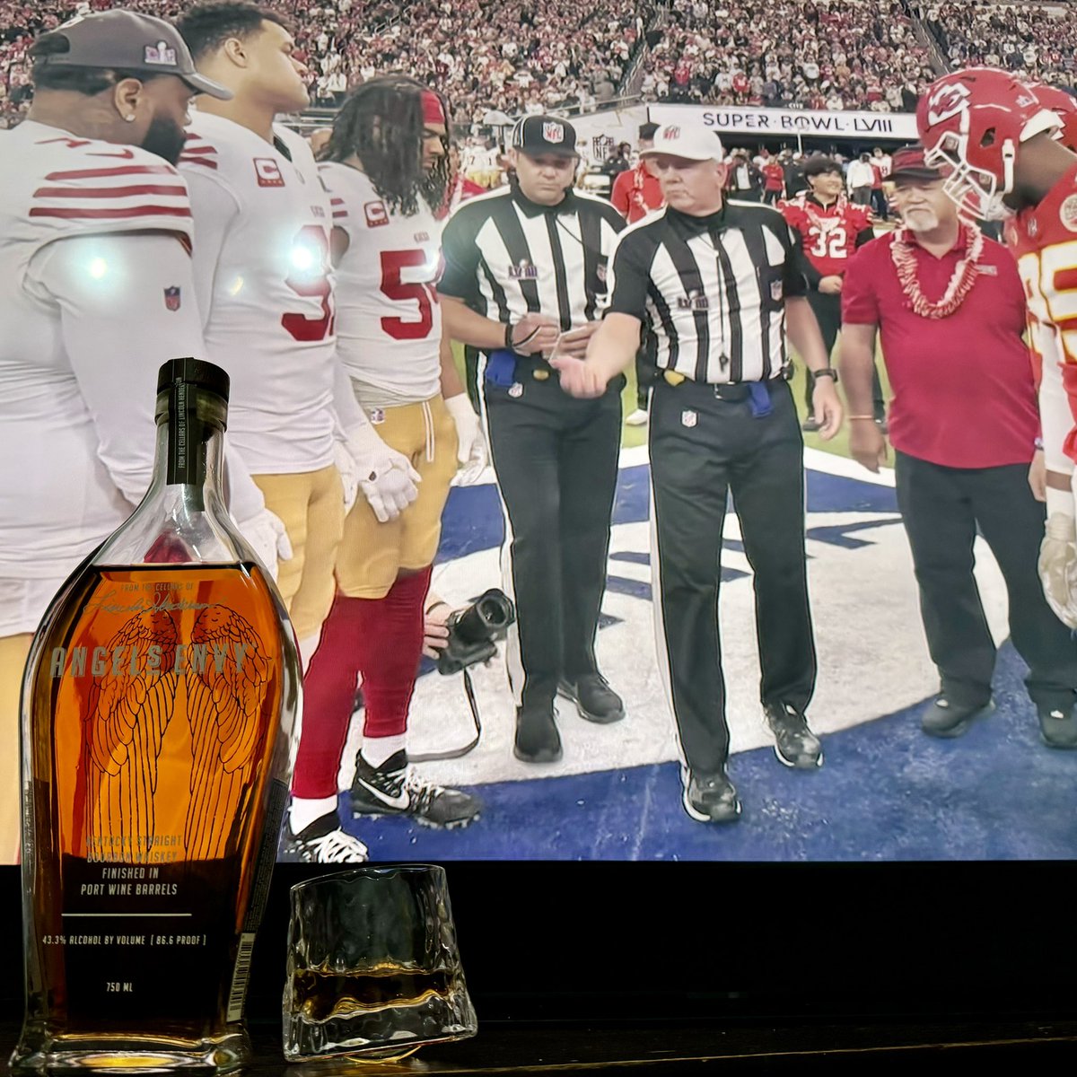 Watching the #SuperBowlLVIII with a bottle of @Angels_Envy that was gifted by the great mate @Oilersfann83. Go @49ers!