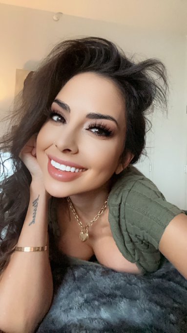 I want all of you tonight! 😏 https://t.co/Jt1GYQLXIQ https://t.co/nos3Cv5VsA