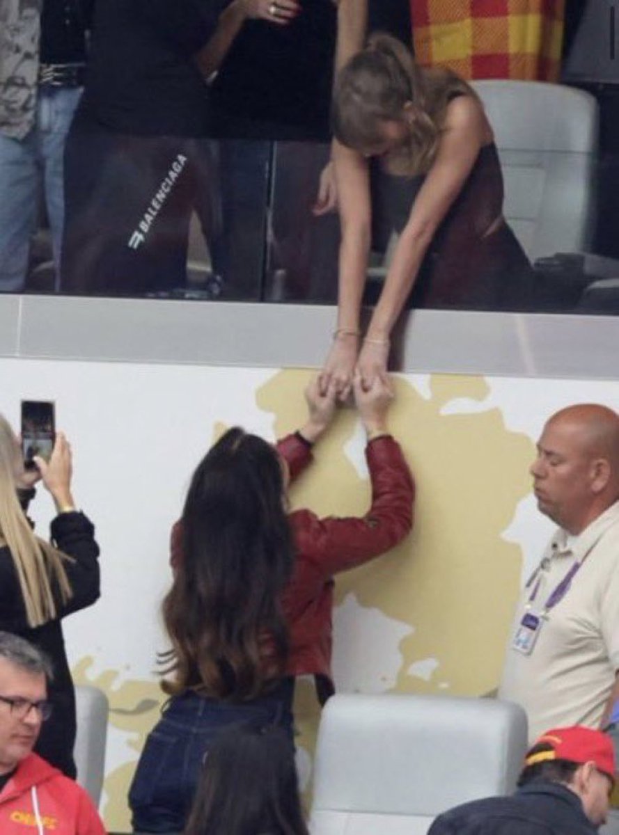 gabrimoonn's tweet photo. lana del rey and taylor!! ❤️ https://t.co/61KsremlCL