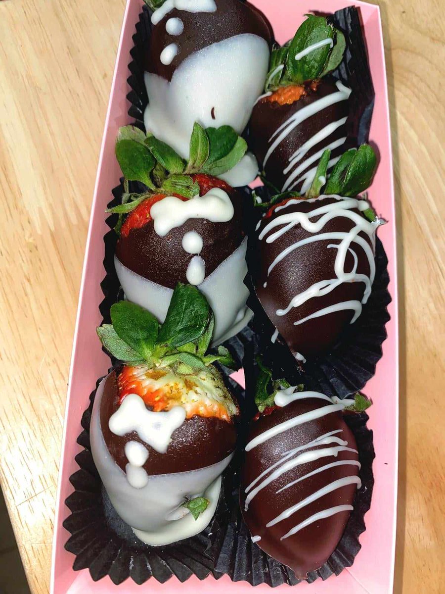 Doomies's tweet photo. Das Baker's white chocolate tuxedo-wearing strawberries are available right now - on our delivery platforms too! https://t.co/FU2ryyWx0q has pickup and delivery links ๐ค
#veganvalentine #vegan #dasbaker #lavegans https://t.co/s3YtVkvPb4