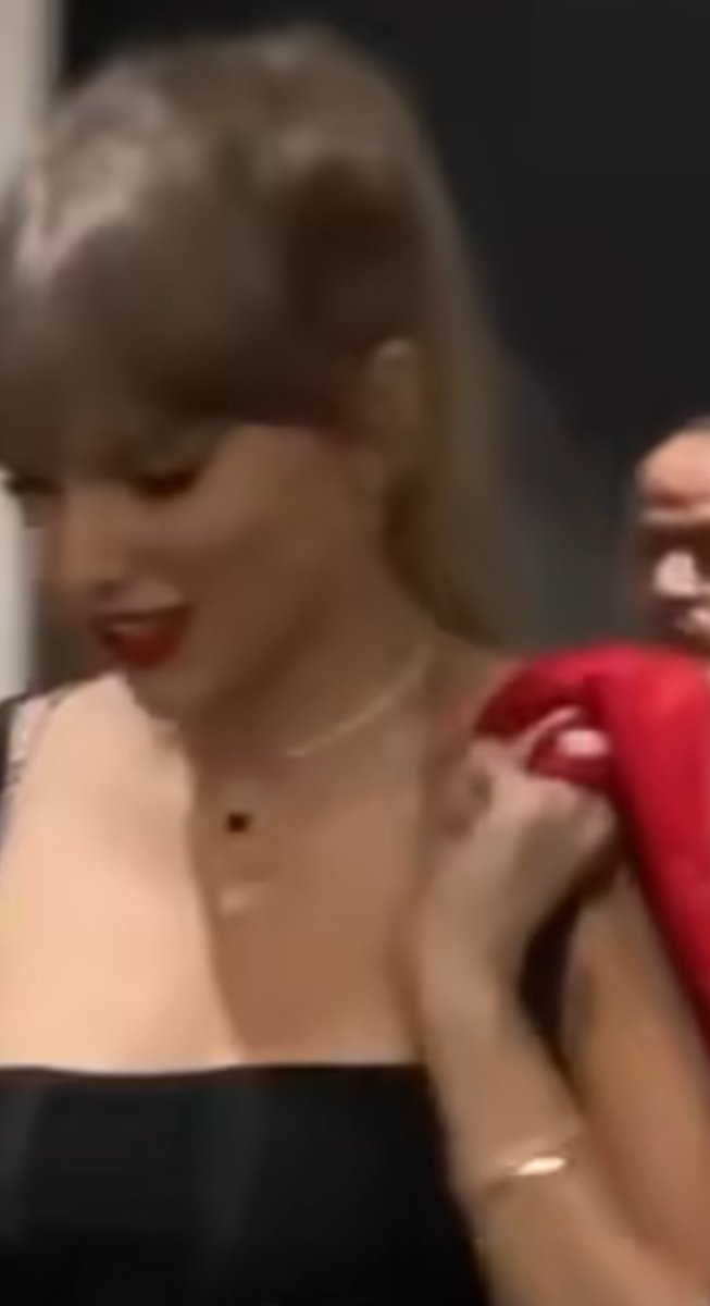 JusticeForYall2's tweet image. Is that a big ring on Taylor’s finger?! #supersizeme @SuperBowl @SuperBowl2024X @taylorswift13 @NFL @CBSSports