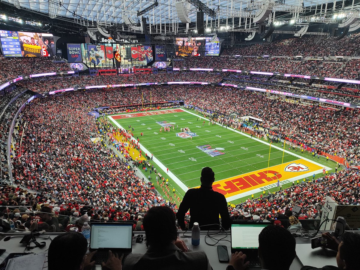 Fin du premier quart 0-0 ! Un fumble pour McCaffrey et de grosses défenses en place ce soir. #SBLVIII