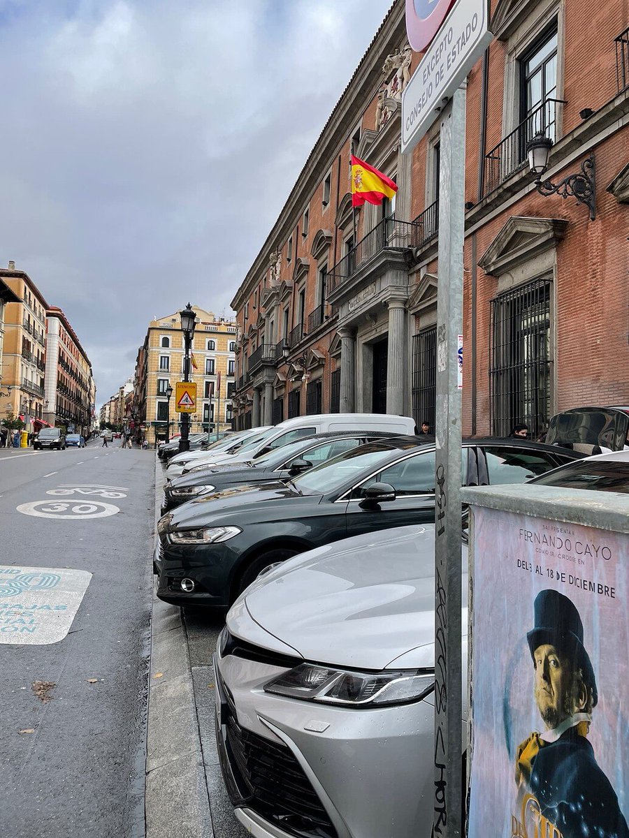 MadridProyecta's tweet photo. 🔎¡Pues sería estupendo empezar por sedes de Ministerios e instituciones dependientes! que, aún con intercambiadores delante de la puerta o siendo complejos patrimoniales, tienen aparcamientos desproporcionados y degradantes.

🗨️https://t.co/2i18bXVi3Q https://t.co/9Wri7dyipA