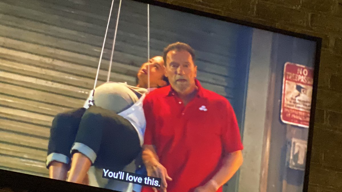 willloy1's tweet photo. Arnold #SuperBowl https://t.co/Zqd1Yf8PUY