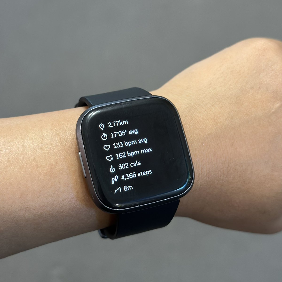 fazkim95's tweet photo. Fitbit nya ketemu lagi setelah hampir 2th hilang.. akhirnya mulai fast walk &amp; chloe ting lagi 🤣 https://t.co/Cbt2XRBA0A
