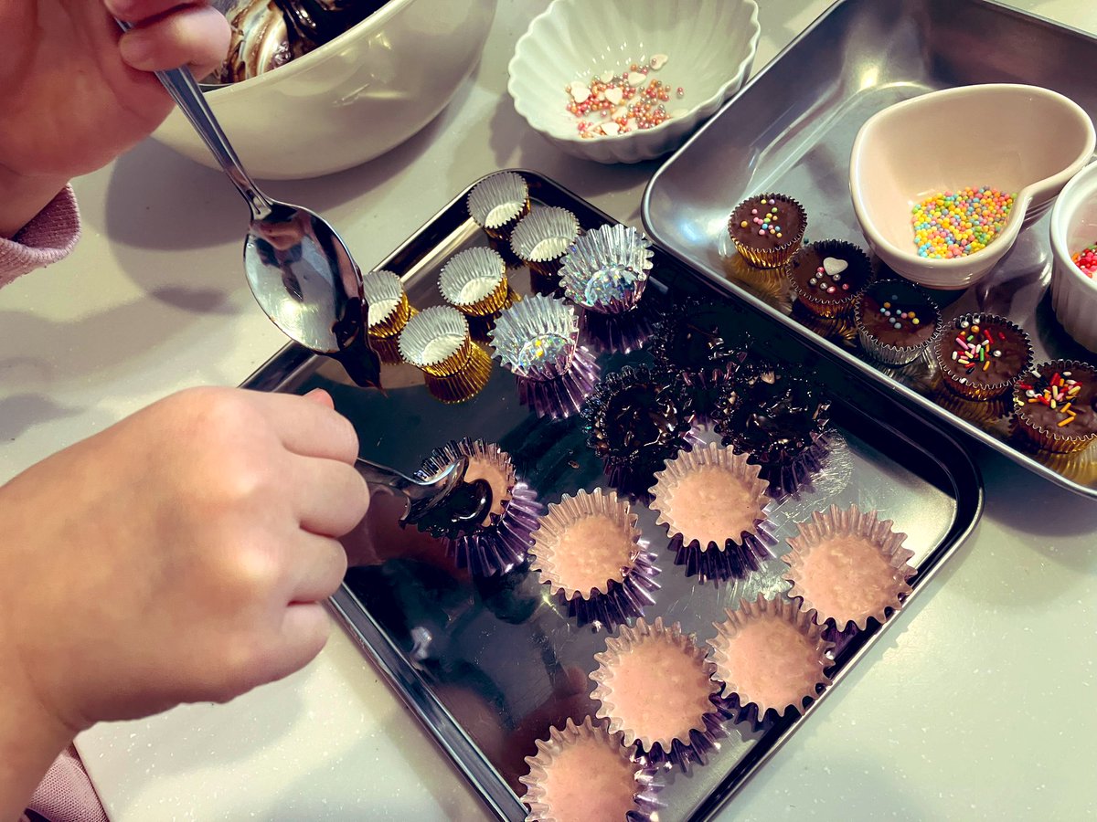 kepo_05110201's tweet photo. 小1娘から「パパ！好きな男の子に渡したいから作り方教えて！」て言われたので泣きながら一緒にチョコ作ってる。 https://t.co/rBEYeKmoOt