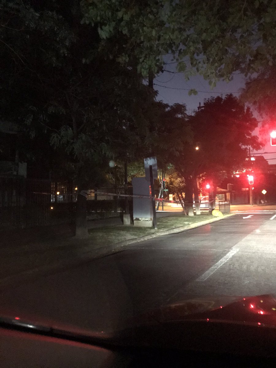 RRLaurent_CL's tweet photo. Nadie trabajando en el lugar del corte de luz, donde explotó el transformador. @Enel_Informa_CL @EnelChile https://t.co/yiMAr6jPZP