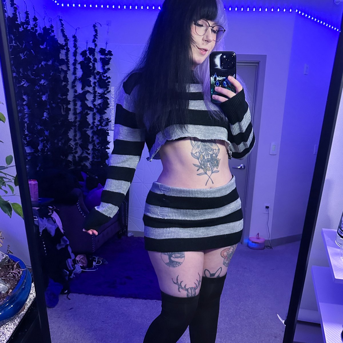 Emo gf reporting for duty 🖤
