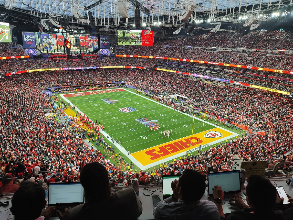 Après la première bombe de la journée de Mahomes vers Harman pour 52 yards... Fumble de Pacheco. #SBLVIII